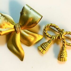Lot of two gold bow pins